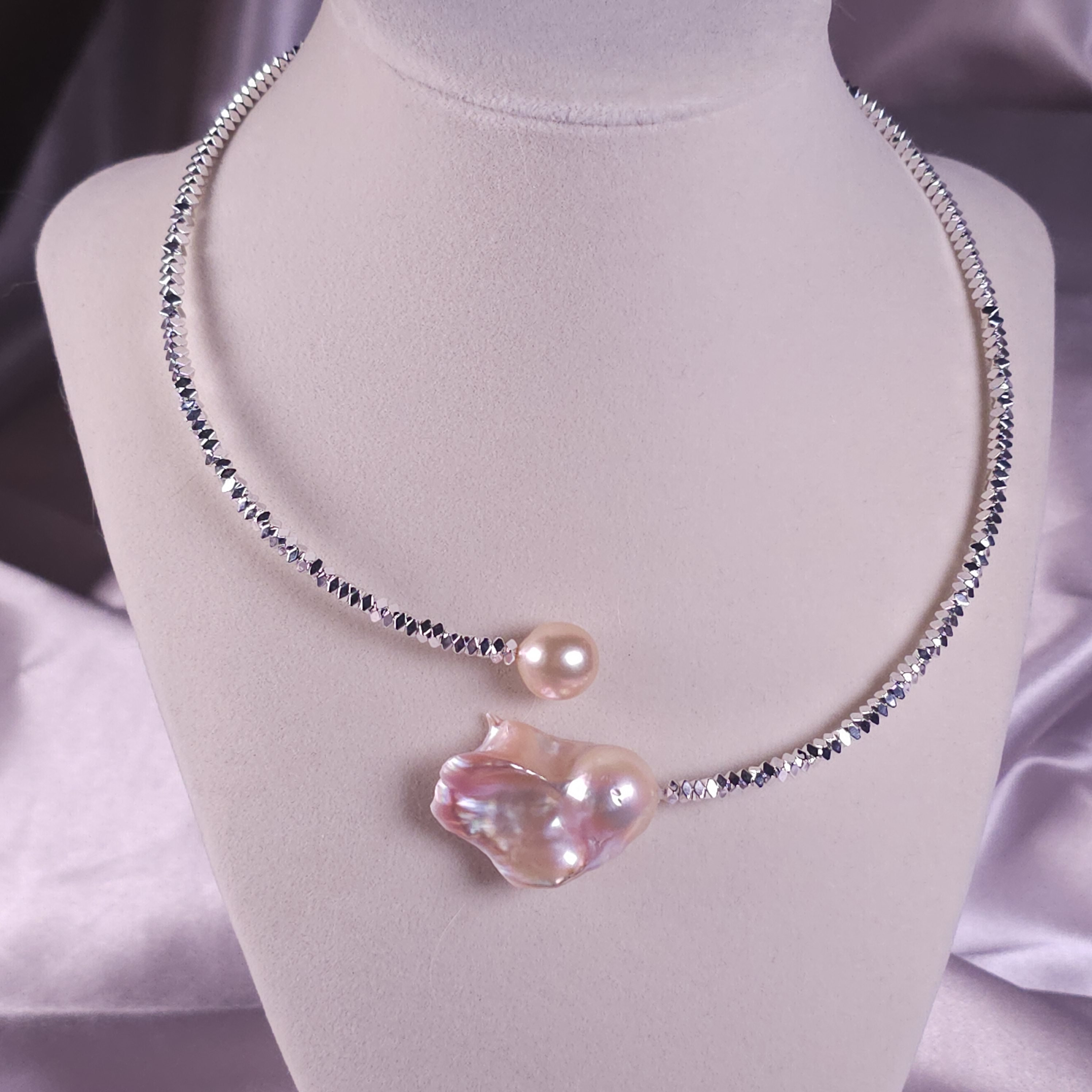 Asymmetric choker, freshwater pearl with amazing colorful luster!