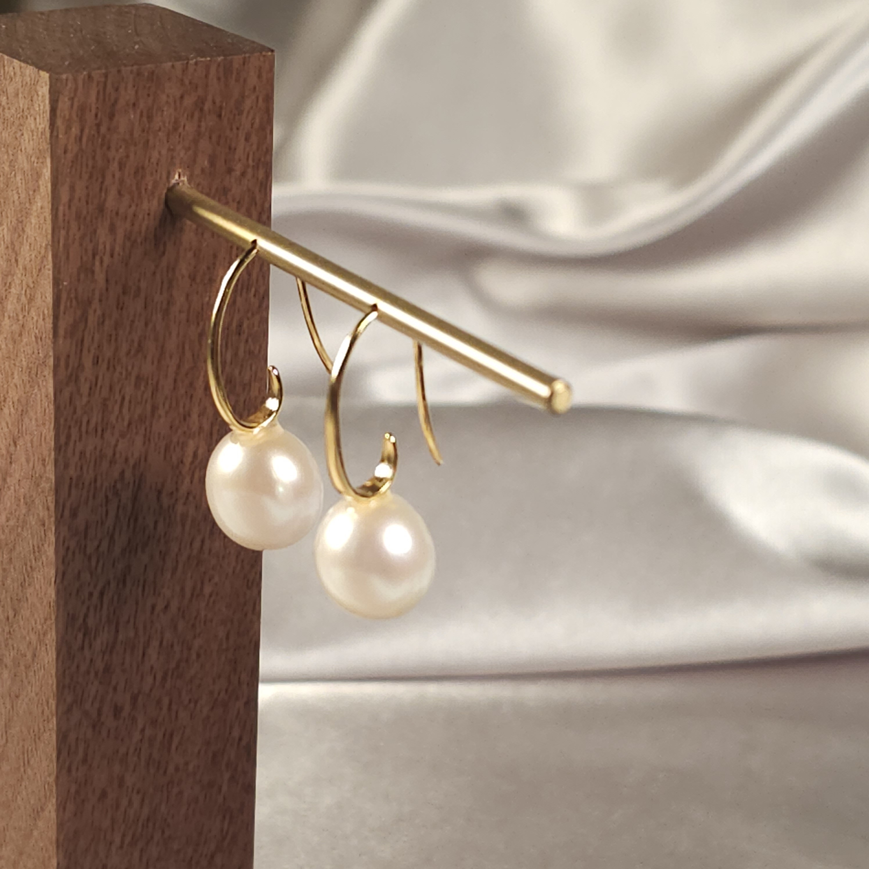 Freshwater Pearl Earrings in .925ss, gold plated setting