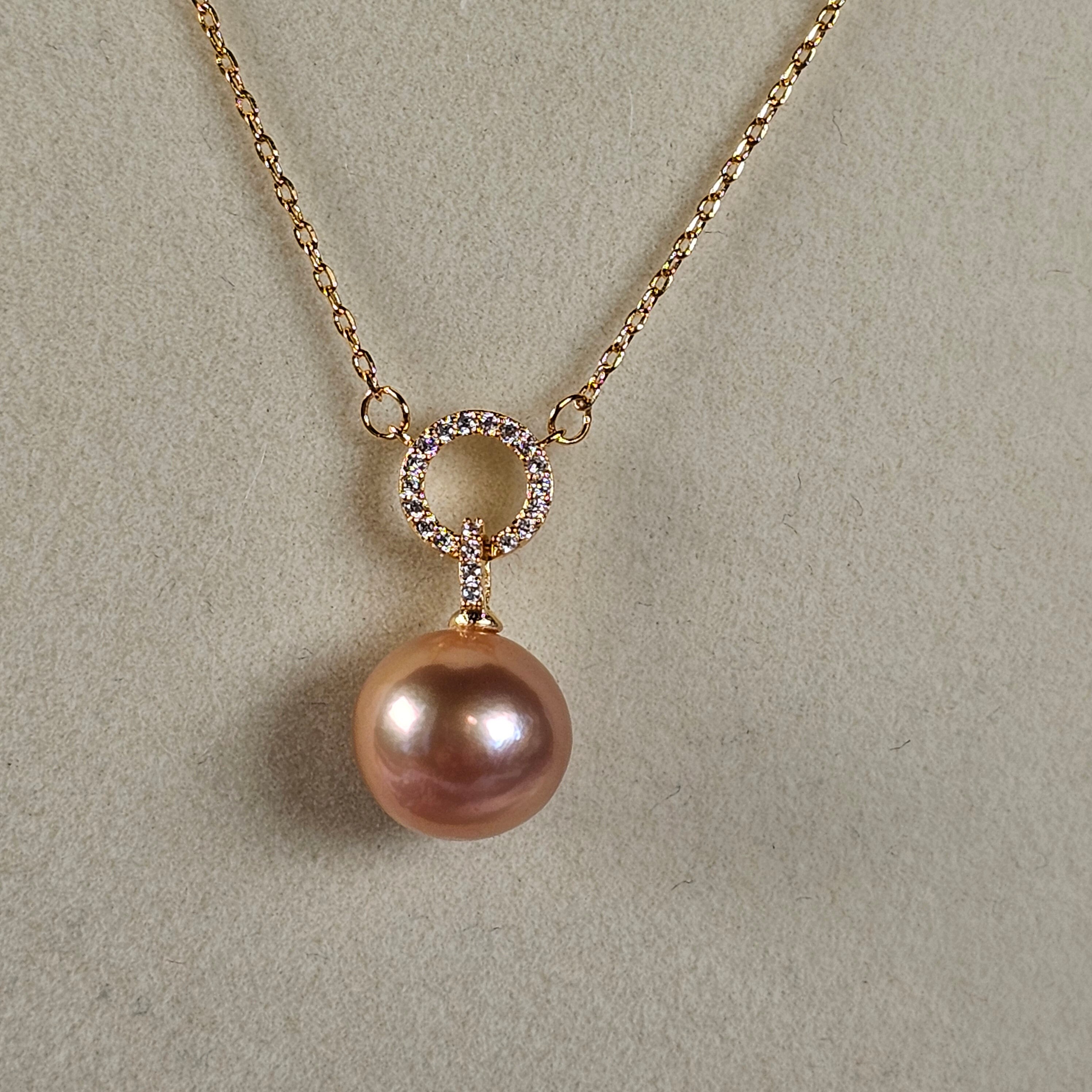 Red-orange round pearl pendant in 925S, gold plated setting 11.5 mm pearl